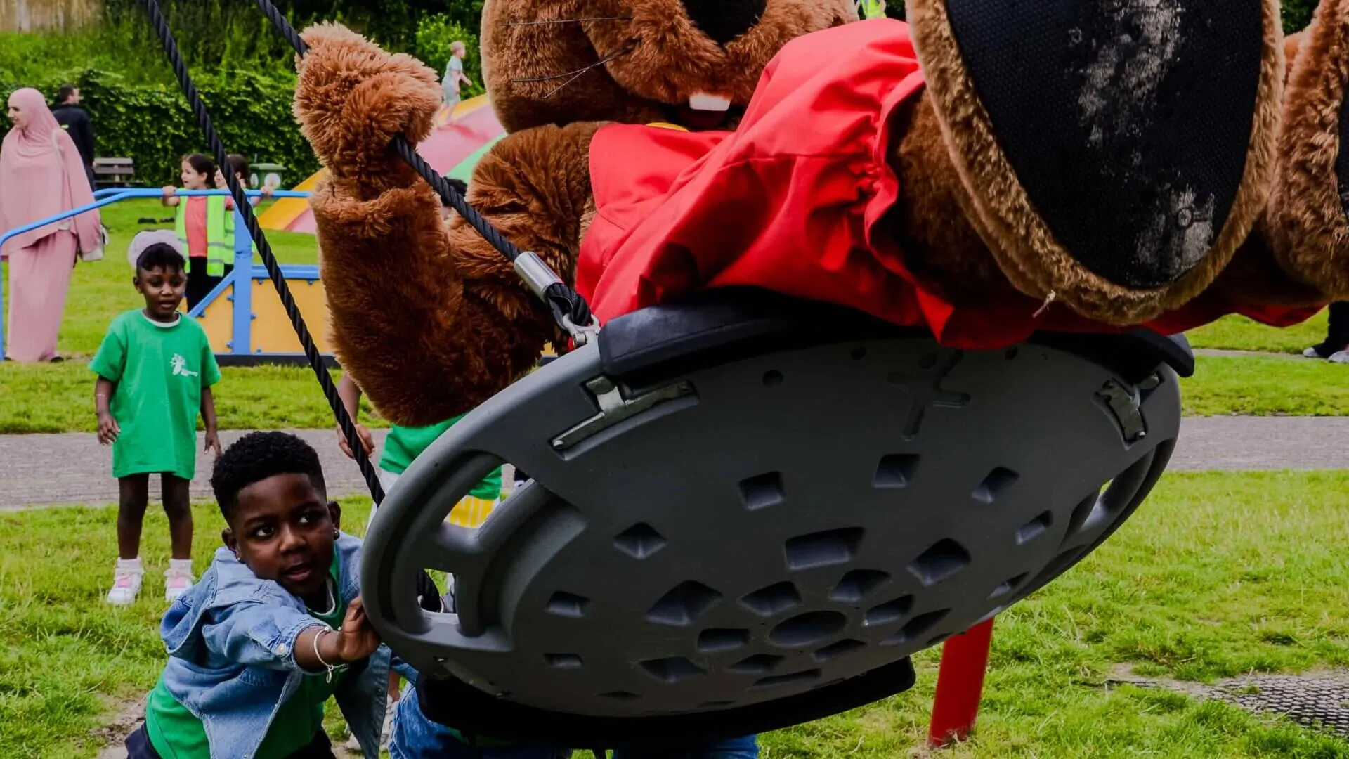 Een brede actiefoto van de trap-karts op het circuit, zeer geschikt voor een hoofdpagina.