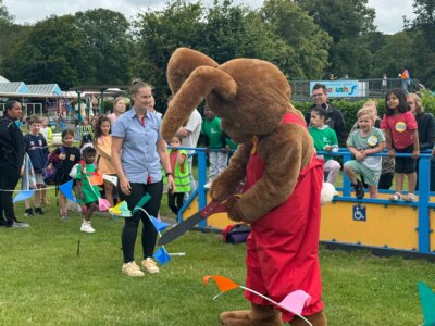 Foto - Bennie Broek opent vijf nieuwe speeltoestellen in Linnaeushof!